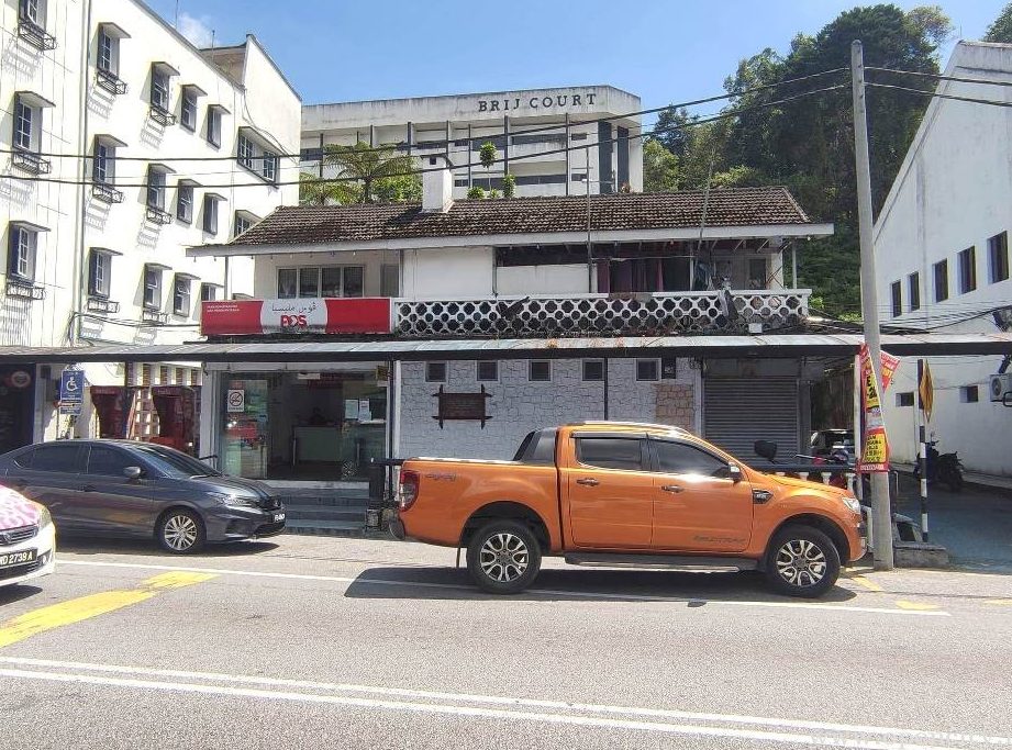 pejabat pos tanah rata